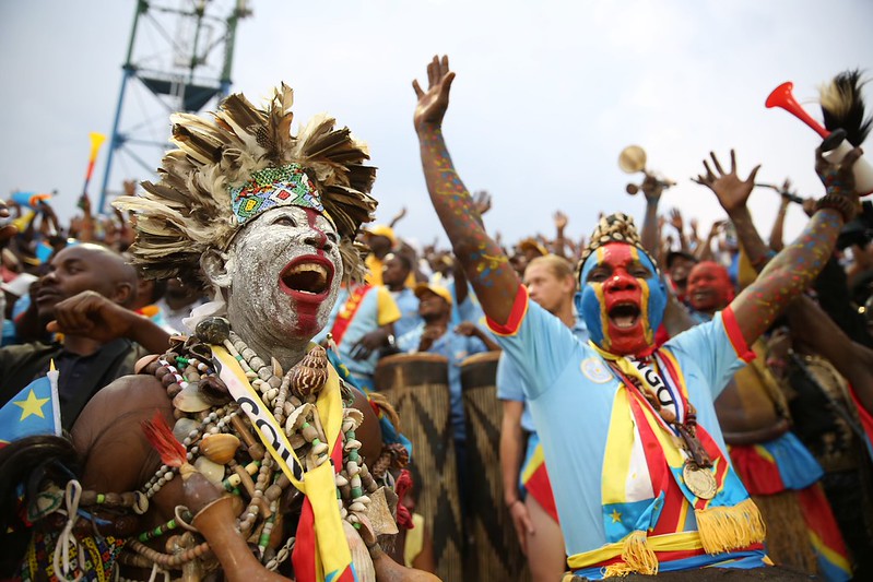 La RDC jouera le 16e de finale de la Coupe du Monde de foot 2026 probablement contre l’Angleterre si et seulement si… Les supporters de la RDC dans un stade de football.