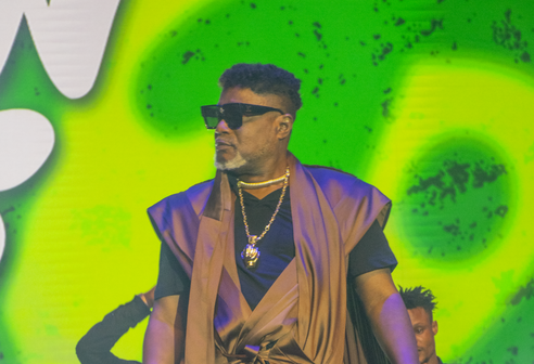 « L’anniversairegate » balayé par la voix suave de Koffi Olomidé Koffi Olomide sur scène au Bénin en 2024.