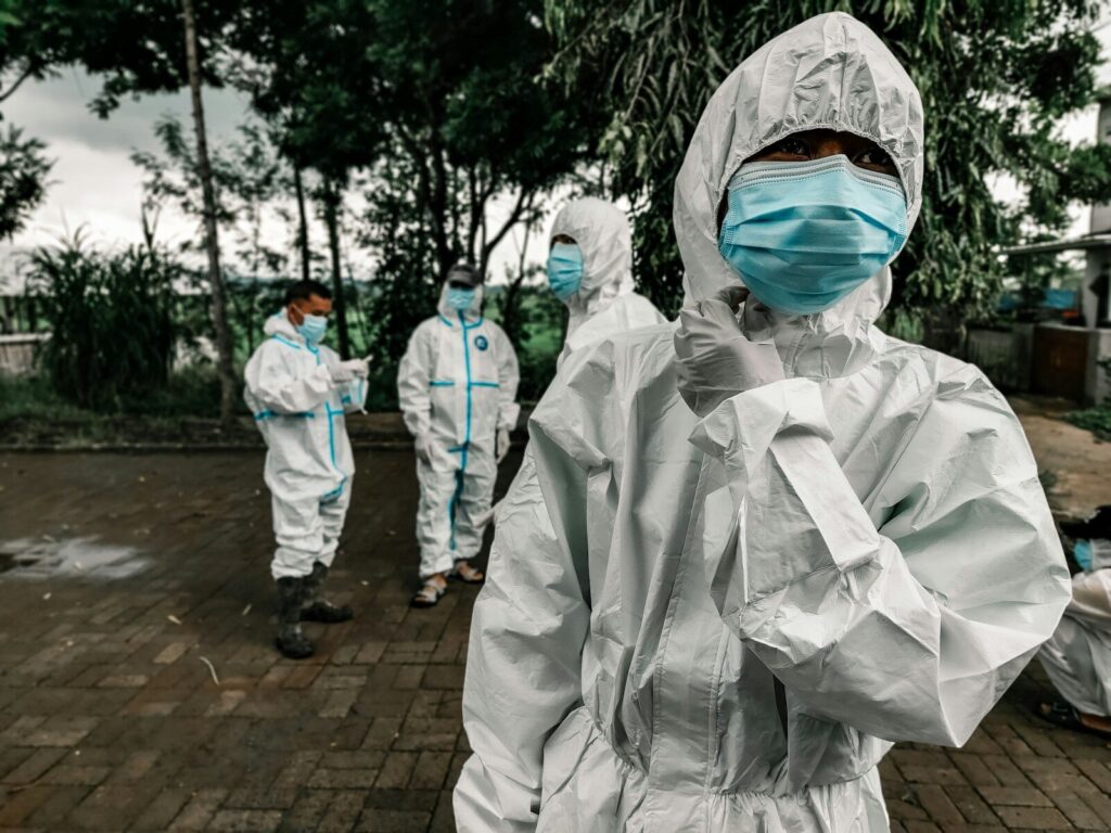 Ebola en RDC : les autorités restreignent la circulation des personnes en Ituri People in white robe walking on sidewalk during daytime