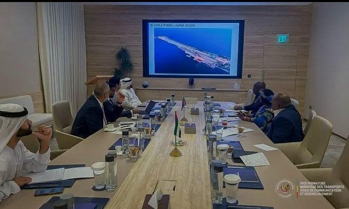 À six mois de son achèvement, Jean-Pierre Bemba évalue la construction du port de Banana Le Vice-premier ministre des Transports, Jean-Pierre Bemba en réunion d'évaluation de la construction du port de Banana.