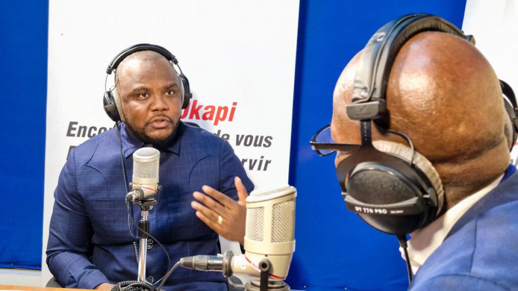 Christian Bosembe, président du CSAC, au studio de Radio Okapi.