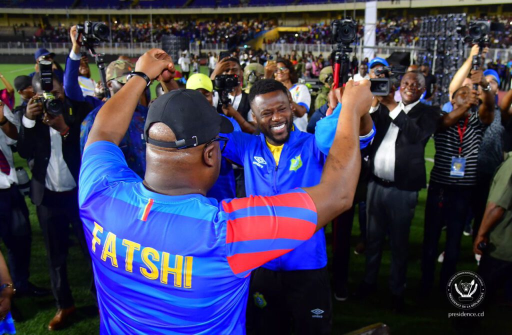 Le président de la RDC, Félix Tshisekedi, félicite les Léopards au stade des Martyrs après leur qualification à la Coupe du monde de football 2026.